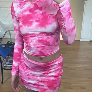 rosa set - använder ej( möts ädas up❗️ om du vill jag ska frakta så kostar det dubbelt.)