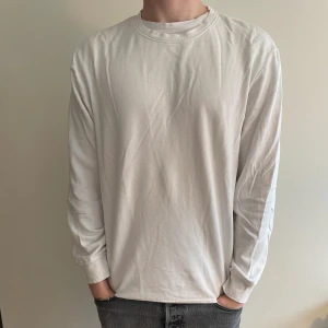 Crewneck tröja - Vit crewneck lite skrynklig men snygg. 