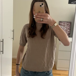 Tröja  - Säljer denna tröja från STOCKH LM då den inte kommer till användning. Super söt tröja i ett bra skick. Tveka inte att höra av dig om du har en fråga! Använd gärna köp nu.