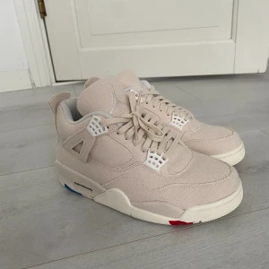 Jordan 4 Blank Canvas - Ett par helt nya och oanvända Jordan 4 Blank Canvas i storlek 38,5. Nypris 4999kr. 