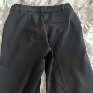 250kr - Ett par kostymbyxor från Gina Tricot, storlek 34. De är i bra skick. 