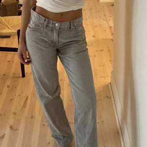 Gråa lågmidjade jeans från Gina Tricot ”Low Straight Jeans”. Väldigt fint skick. Nypris 499kr. Storlek 32 men motsvarar 34 då de är stora i storleken. Innerbenslängden är 78cm. Tryck gärna på köp nu. 