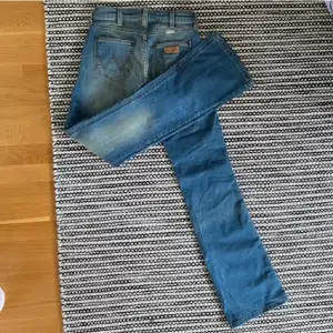 Ljusblåa lågmidjade jeans från Wrangler. W26 L34. Köpta på plick men passade inte. Lånade bilder från hon jag köpte de av💕💕