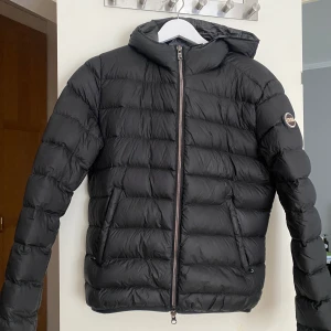 COLMAR Dunjacka storlek 36 - Väldigt lite använd jacka från Colmar. 900kr. Finns i Stockholm. 