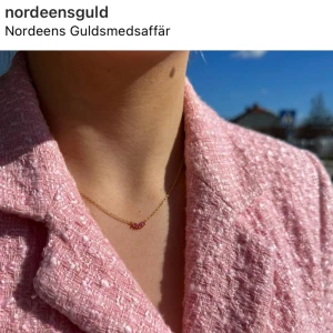 Halsband från Syster P - Jättefint guldhalsband med rosa detalj. Finns örhängen och armband i samma serie vid namn ”Theodora”. Endast provad en gång vid köp och kom sedan på att jag ej passar i guld och har därför legat i ask sen dess. Säljer för 750, pris går att diskutera💞