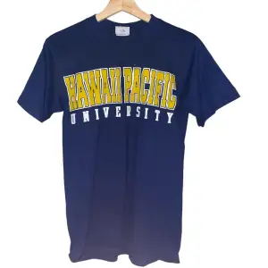 Vintage Hawaii university T-Shirt i storlek S i mörkblå!