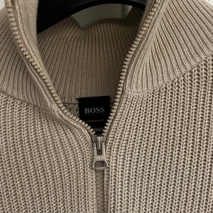 Hugo Boss Tröja - Stickad tröja från Hugo Boss. Har mindre hål på baksidan men knappt märkbart när man har på sig den. Tror även det är lätt fixat :) Skriv för fler bilder. Kan möjligen mötas i Gbg Mvh Liam 😄