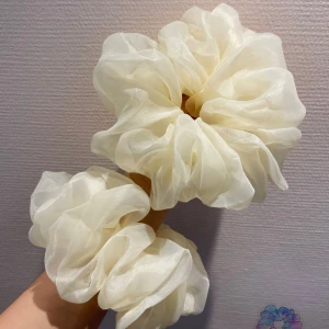 XXL- Cream Scrunchies 1st - Mått diameter: ~20 cm(XL) Material: Polyester 100% Handgjorda  Leveranstid inom 2-4 dagar  Instagram: sol_scrunchies