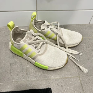 Adidas nmd r1 sneakers - Säljer mina fina supersköna adidas nmd r1 sneakers i neon gul beige färg, bra skick men ett snöre gick upp i tvätten 🩵