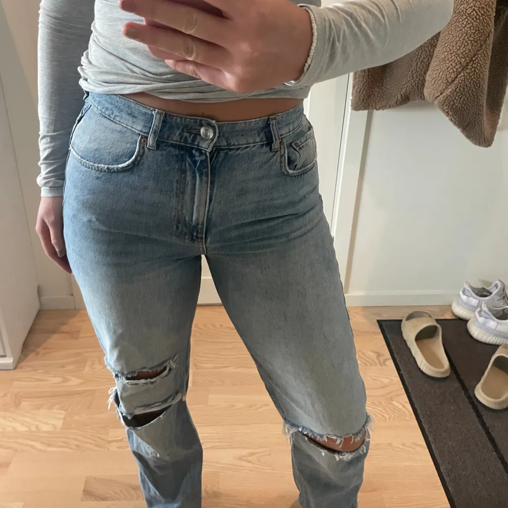 Coola jeans med slitningar . Jeans & Byxor.