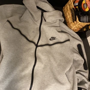 Nike tech grå - Skick 10/10 använt 2 gånger, säljer den pågrund av att den är förstår för mig det är storlek m/L