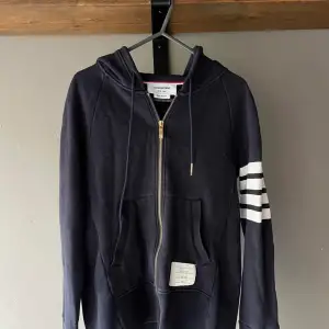 Säljer nu en ritkigt fet zip hoodie från Thom Browne, skicket är nästintill perfekt 😍 