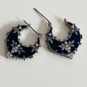 Örhängen  - Snygga örhängen med rhinestones  Alla på plats 