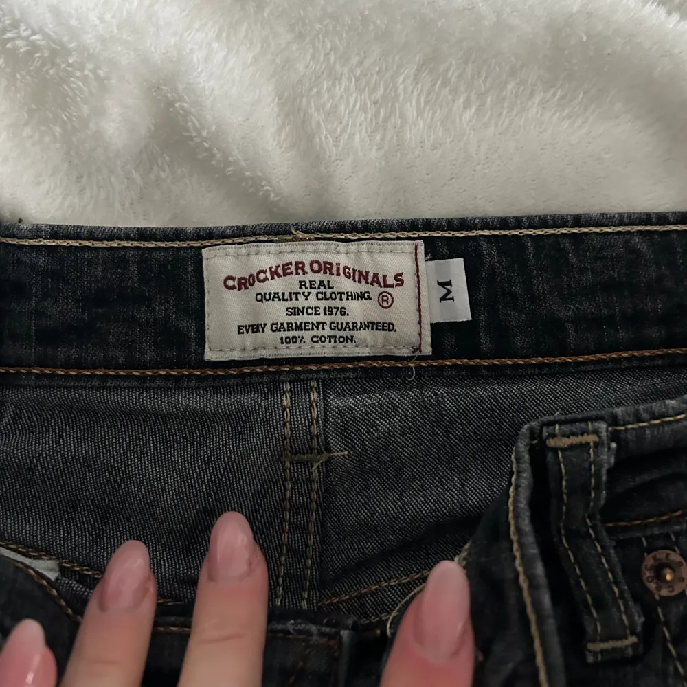 Crocker lågmidjade jeans, lite utsvängda nedtill. Köptes här på plick för 500kr. Uppsprättade nedtill. Passar mig som har XS/S. Grå svart färg. noginsydda väl använda. Skriv privat för fler frågor ❤️. Jeans & Byxor.