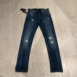 Replay jeans modell : GROVER - Hej jag säljer dessa  replay grover jeansen. dem är storlek : midja 28 och längd 32. Helt nya ej andvända topp kvalitet, lapparna på byxorna sitter också kvar.