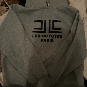 2 st Les Coyotes hoodies.  - 2 st Les coyotes hoodies till salu, fint skick. Storlek 14 år i båda tröjorna. 350 kr styck.