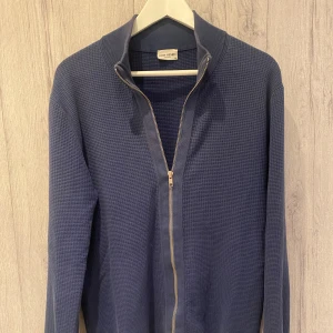 John henric full zip - Riktigt najs John henric full zip, säljer för att jag inte längre använder den, 8/10 skick!!