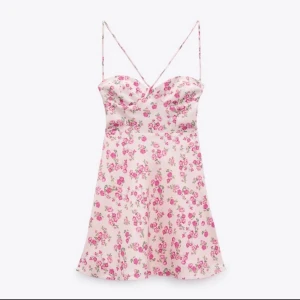 Blommig klänning  - Jättefin klänning från zara. Aldrig använd.