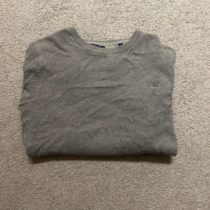 Gant - Tröja i helt okej skick. Skriv vid funderingar eller vid behov av fler bilder💯