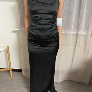 Satinklänning | Svart | helt ny - Helt ny med prislapp, säljer då den aldrig kom till användning. Nypris 899kr Djur och rökfritt hem