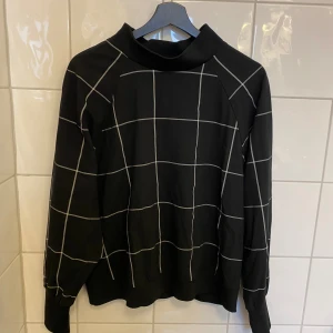 Rutig tröja  - Fint skick, använd några gånger bara. 