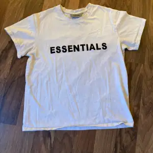 Essentials T-shirt, väldigt bra skick. 1:1 replika storlek small