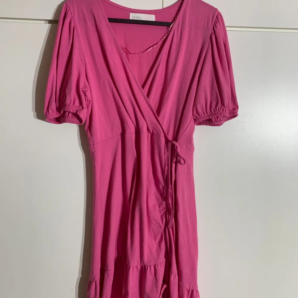 En rosa klänning från samsa collection. Går nästan ner till knäna. Storlek S. Aldrig använd så ny skick. Pris kan diskuteras!. Klänningar.