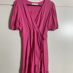 En rosa klänning från samsa collection. Går nästan ner till knäna. Storlek S. Aldrig använd så ny skick. Pris kan diskuteras!