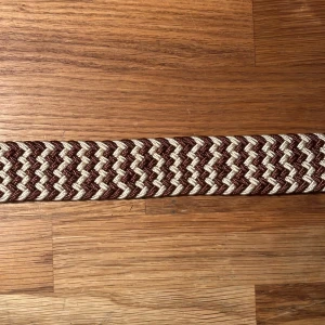 Flätat bälte  - Säljer det här nya och oanvända flätade bältet. Hela bältet bortsett från metallbiten är ca 99 cm långt, men kan stretchas ut till en större storlek. Pris: 69 kr