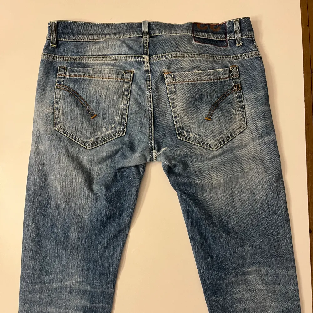 Tja! Säljer ett par svin snygga dondup jeans i modellen George. Bra skick på jeansen men ett ihopsytt hål mellan benen som gått upp en del. Går enkelt att fixa hos en skräddare, annars ha på sig dem som vanligt.  Säljer därför för ett billigt pris!. Jeans & Byxor.