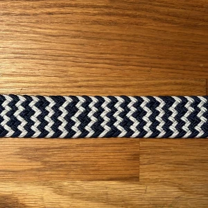Flätat bälte  - Säljer det här nya och oanvända flätade bältet. Hela bältet bortsett från metallbiten är ca 102 cm långt, men kan stretchas ut till en större storlek. Pris: 59 kr