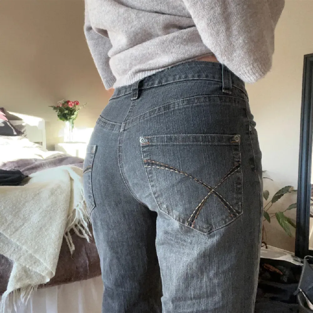 Lånade bilder, snygga jeans med coola bakfickor, säljer då de inte passade mig tyvärr, innerbenslängd 78 cm💓💓. Jeans & Byxor.