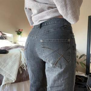 Lånade bilder, snygga jeans med coola bakfickor, säljer då de inte passade mig tyvärr, innerbenslängd 78 cm💓💓