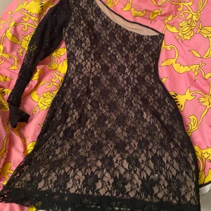 klänning  - nästan oanvänd , storlek L men passar S väldigt liten i storlek 