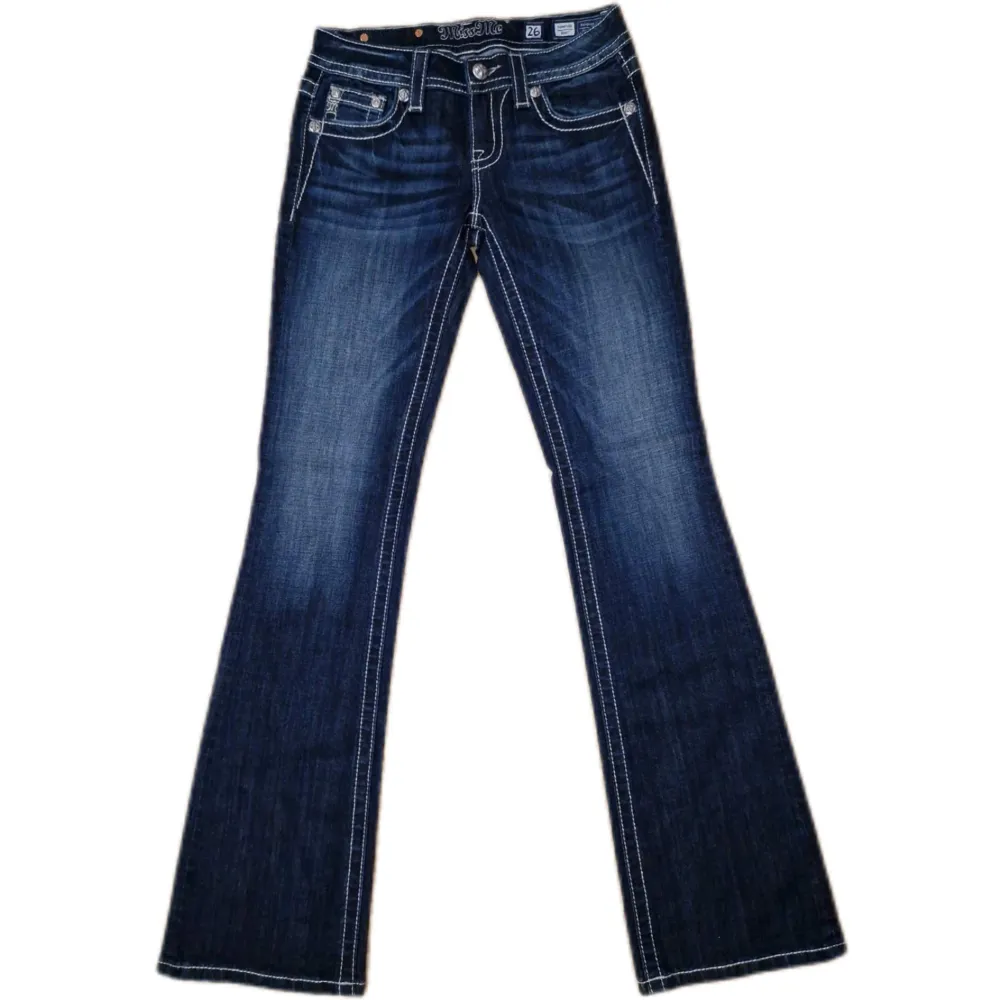 Miss Me jeans i modellen ”signature/boot” midjemåttet rakt över är 38cm. Ytterbenet 105cm och innerbenet 86cm. Jeansen är som nya. Kontakta vid intresse!. Jeans & Byxor.