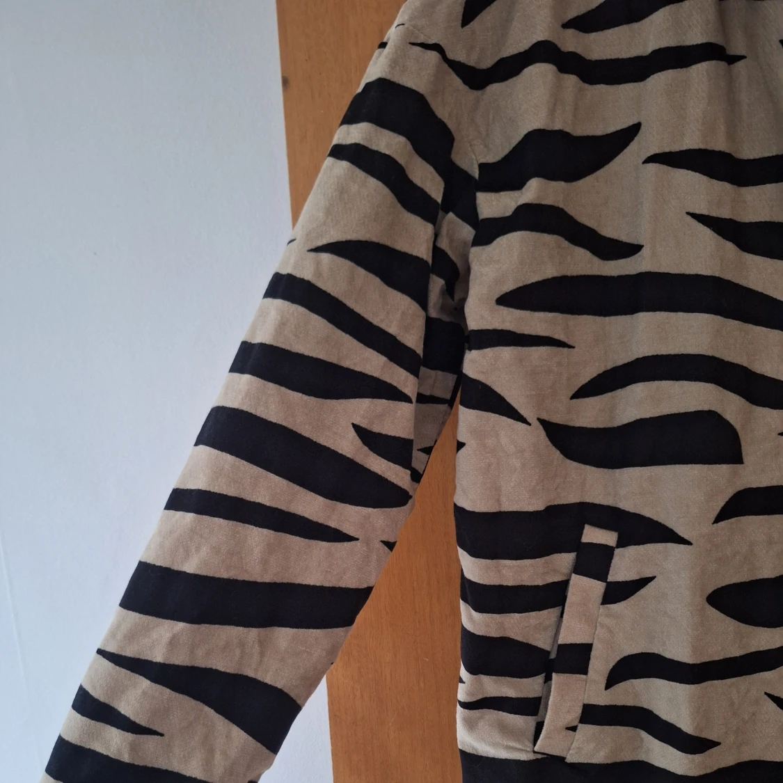 Mönstrad kappa jacka från NA-KD  - 91