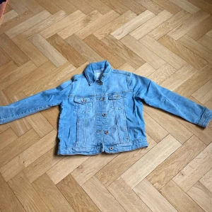 Jeans jacka  - Det är en jeans jacka från från Zarah storlek 134