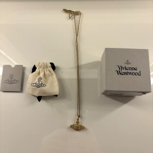 Vivienne Westwood halsband  - Säljer detta Vivienne Westwood halsband, nypris  1445kr. Den har tappat färgen litegrann på baksidan av ”planeten”, men inget som syns när man bär det!☺️