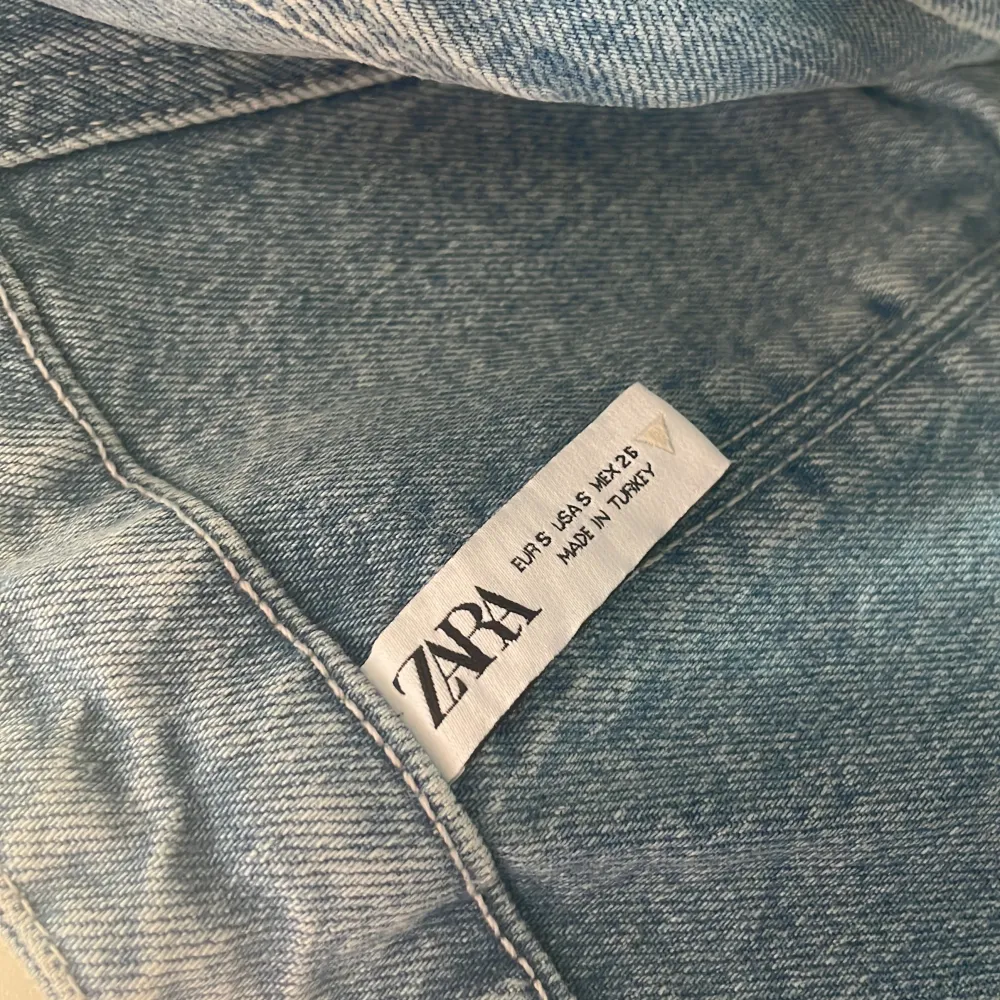 Jeans Top från Zara!😍 Använd 1 gång och är i nyskick, säljer pga den blivit för liten💞. Toppar.