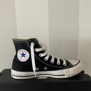 Svarta Converse i storlek 36🖤 Knappt använda, säljs med skokartongen.   Använd köp nu!