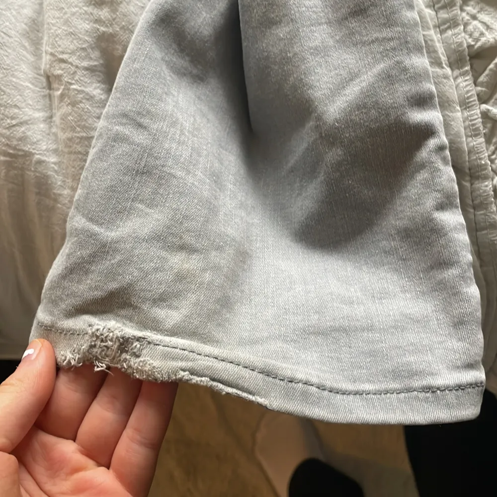 Säljer mina grå ltb valerie jeans då de inte kommer till användning och för att jag tycker de är lite för stora🥰Lite slitna längst ner (sista bilden), men inget som märks när man har på sig dem då de är så långa❤️!!Lånade bilder!!. Jeans & Byxor.