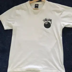 Stussy t-shirt i ny skick med tryck på ryggen! 