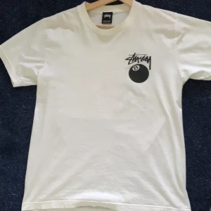Stussy t-shirt  - Stussy t-shirt i ny skick med tryck på ryggen! 