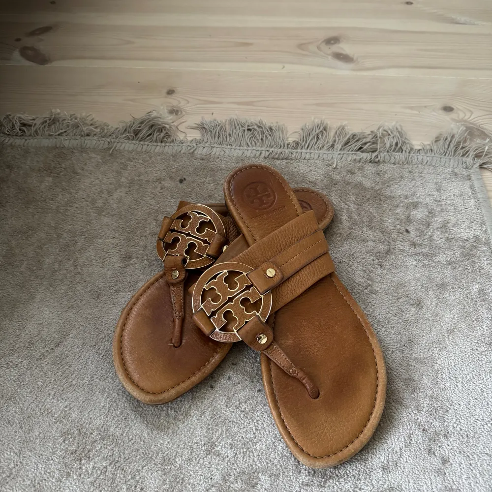 Tory Burch Miller sandal med guld detalj.  Storlek 38-39 Nypris 2999 . Skor.