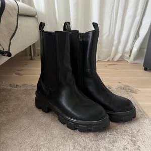 Boots svarta chunky 40 - Chunky boots svarta  Storlek 40 passar också 39