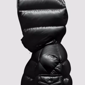 Moncler maya - Säljer min fina moncler maya jacka. Ny och super bra kvalite, inga defekter & använt fåtal gånger - väl omhändertagen. Storlek: 14Y, jag har ungefär S/M och den passar bra. 