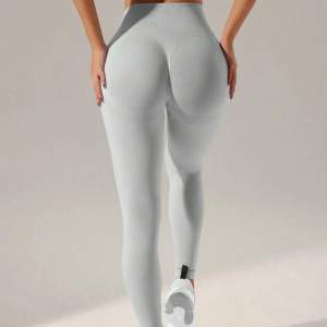 Säljer ett par gråa super snygga tränings byxor som endast är testade, säljer då jag inte tycker de satt bra på mig!❤️