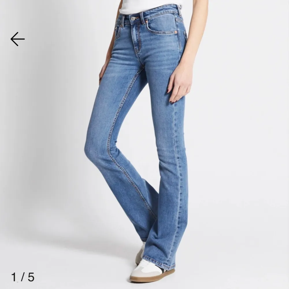 Säljer mina blåa Bootcut jeans som endast är testade, säljer då det ej är min stil❤️. Jeans & Byxor.