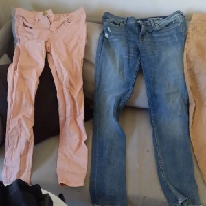 Stretch byxor S/M - Rosa: Storlek 38, Blå Denim: 29/30, Beigea Toxik3 Denim: 38, MörkBlå 77th FELA: S,  Ljusblå Shein: S  50:-/styck (alla 150:-)  