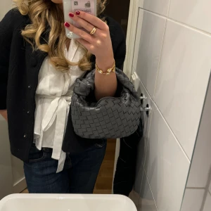 Bottega väska  - Säljer min helt nya bottega liknande väska, den är använd 2 gånger och har inga defekter 😊